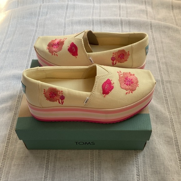 TOMS NWT embroidered platform shoes. - Picture 9 of 12